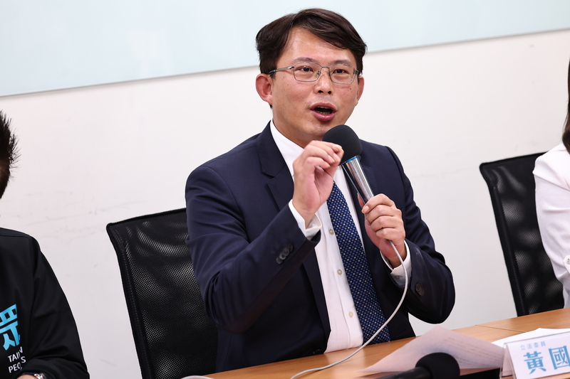 民眾黨團總召黃國昌出席記者會，針對釋憲案結果回應。(圖：中央社)