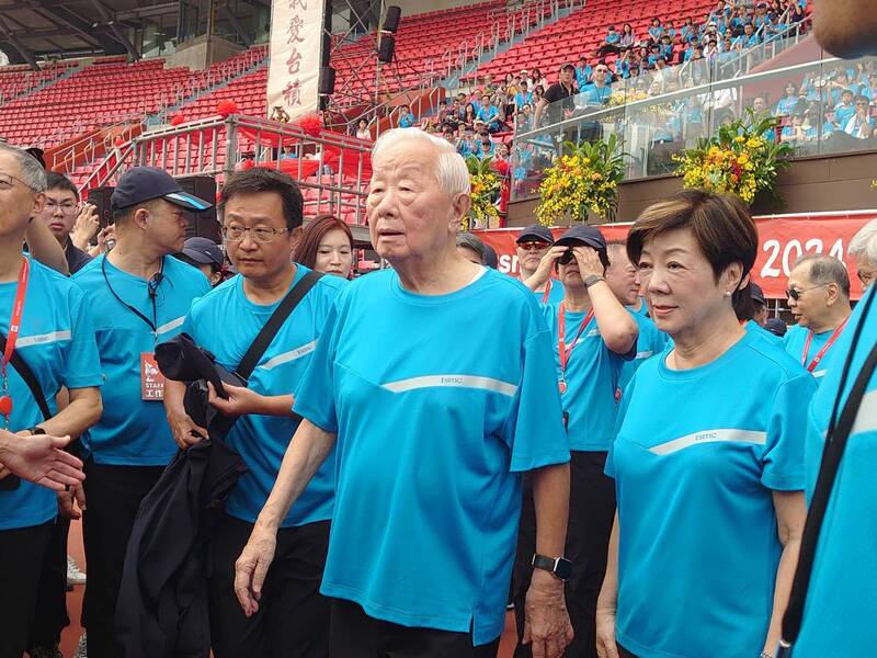 台積電運動會26日在新竹縣立體育場舉行，創辦人張忠謀（右2）和張淑芬（右1）伉儷出席，兩人一抵達會場隨即繞場一周，與台積電員工打招呼。 (圖：中央社)