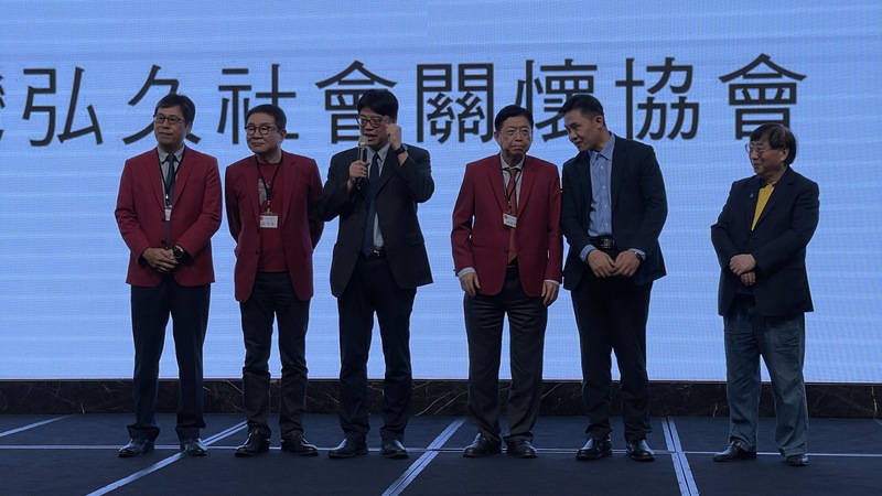 台灣弘久社會關懷協會25日晚間在台北舉行會員大會暨理事長交接典禮，協會榮譽理事長洪奇昌（左2）、陸委會主委邱垂正（左3）、協會理事長陳瑞宏（右3）與即將接棒的新任理事長吳明錦（左1）出席。（台灣弘久社會關懷協會提供） (圖：中央社)