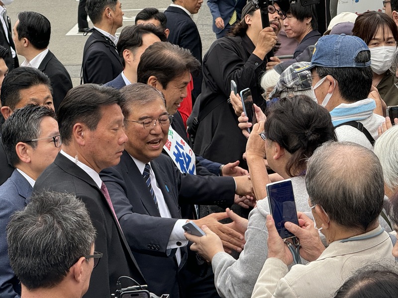 日本第50屆眾議院大選27日投開票，應選465席，日本首相石破茂內閣10月1日上路後，9日眾議院解散，15日舉行眾議院大選公告。多家日媒估執政黨自民黨席次將大減。圖為石破26日在東京小平車站前輔選。(圖：中央社)