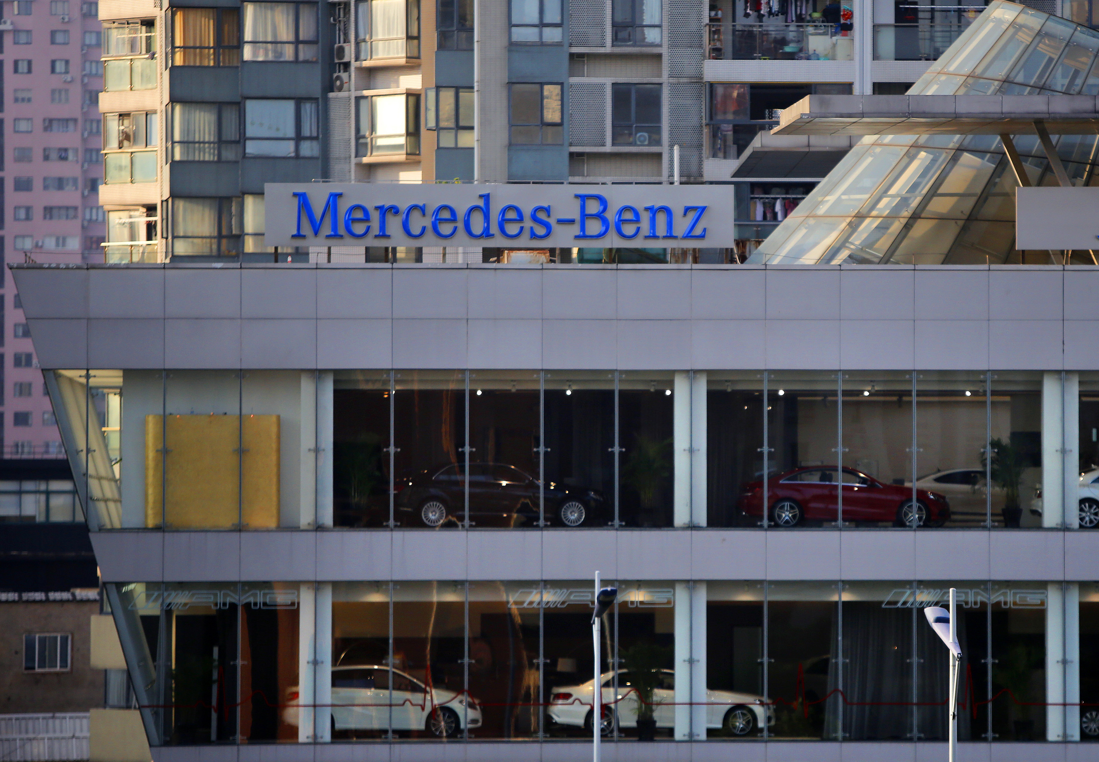 德國豪華車廠賓士（Mercedes-Benz）上海門市。 (路透社/達志影像)