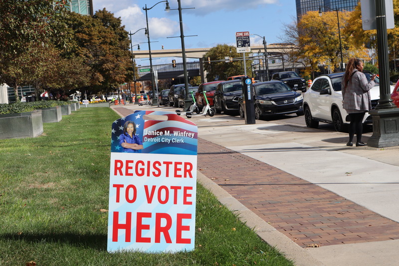 圖為底特律投票處指引告示。 (圖：中央社)