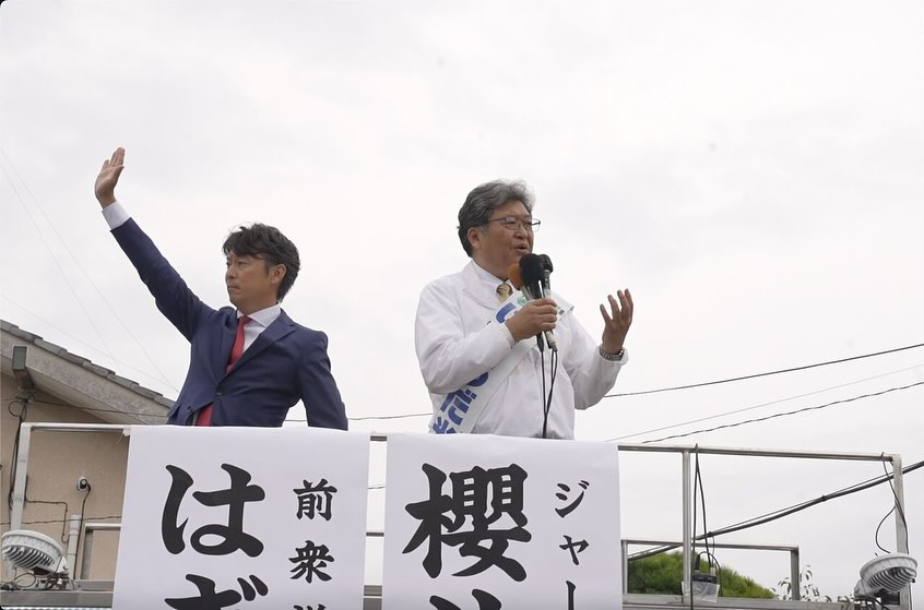 日本前經濟產業大臣萩生田光一(右)。(FB@koichi.hagiuda)