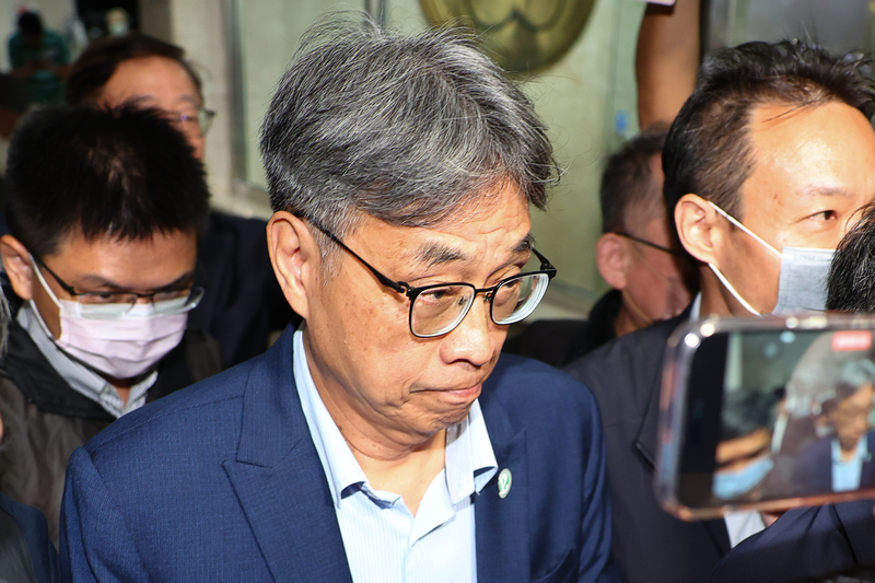 台北地檢署偵辦超思與亮采進口雞蛋案，28日以被告身分傳喚農業部長陳駿季(前中)，偵訊約2小時後請回。陳駿季面對媒體提問未多做回應。(圖：中央社)