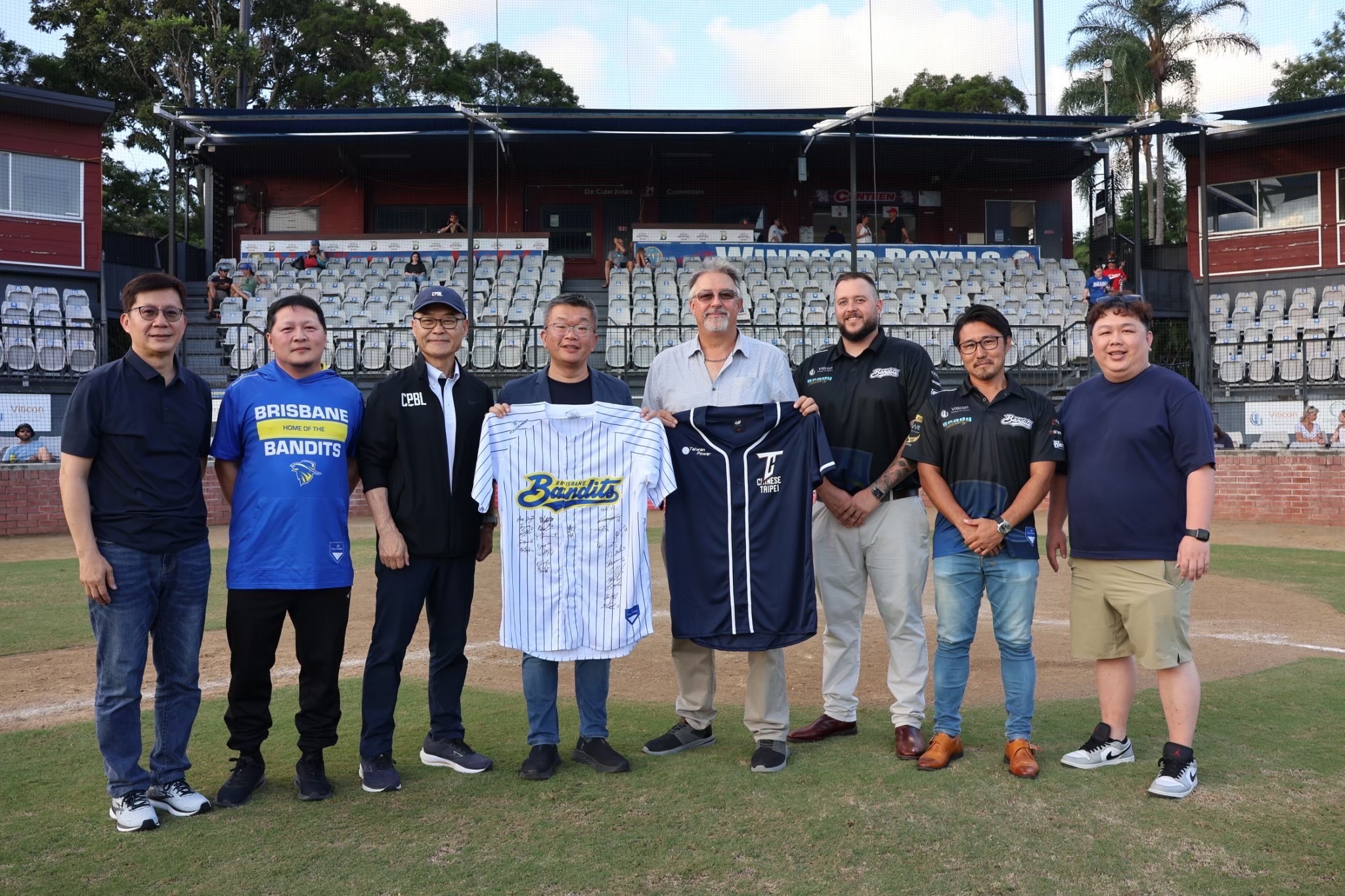 中職會長蔡其昌(左四)先前拜會澳洲職棒布里斯本俠盜隊高層，達成交流共識，今年中職將派12名選手前往澳職征戰。(中職提供)