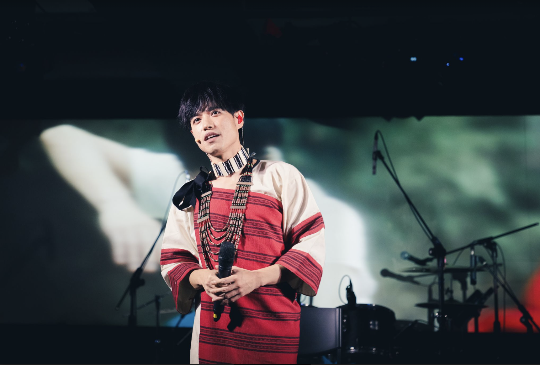 賽德克族歌手Teymu Ukah德伊木10月再推全新族語專輯《Ucilung將我遺忘在海邊吧》。(卡努創藝工作室提供)