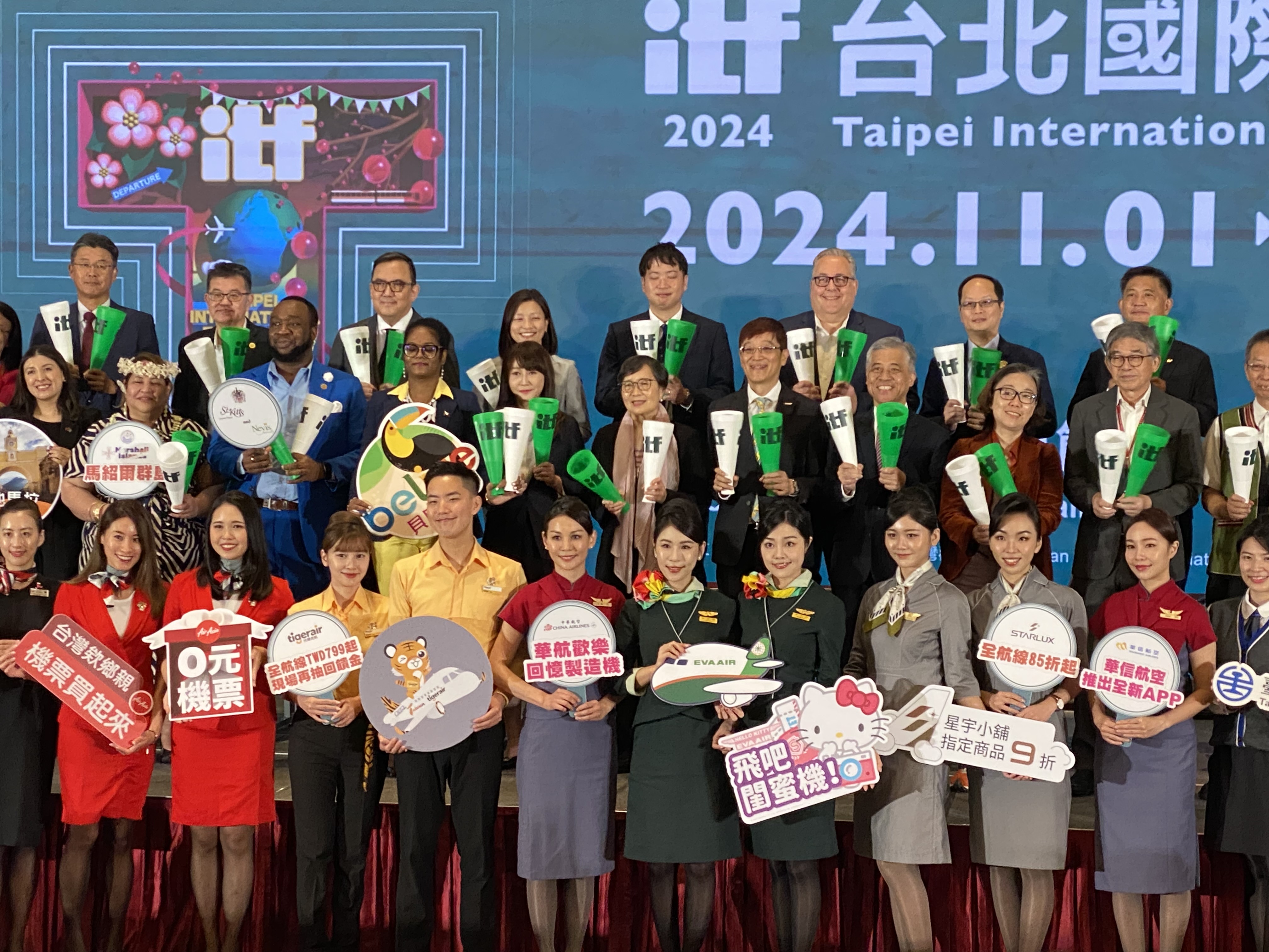 邁入第32屆的國家級「ITF台北國際旅展」即將於本周五開始，一連4天在台北南港展覽館一館登場。台灣觀光協會會長簡余晏也在29日攜手觀光署副署長林信任，邀請到各國使節齊聚「ITF展前記者會」，優先「品香」今年推出的獨家優惠與產品特色。(吳琍君 攝)