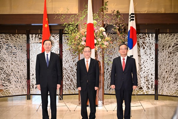 日本、中國、韓國外交部的高級官員28日在日本東京開會。(翻攝中國外交部官網)