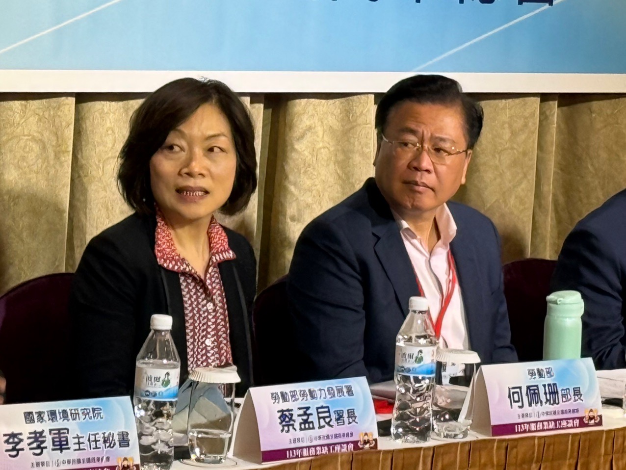 勞動部長何佩珊(左)與全國商業總會理事長許舒博(右)等人座談，探討服務業缺工。(謝佳興 攝)