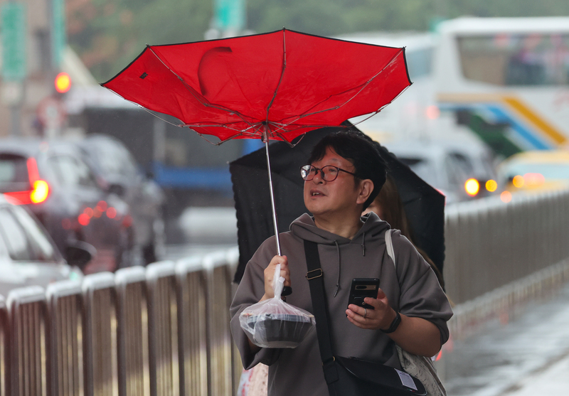颱風康芮直撲台灣，截至晚間20時20分，全台22縣市及離島都已宣布31日停班停課。 (圖：中央社)