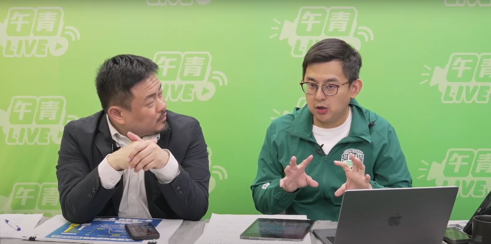 民進黨發言人卓冠廷(右)與立法委員洪申翰(左)30日於民進黨直播節目「午青LIVE」中，回擊國民黨台中市立委「增一拆一」的主張是民粹操作。(翻攝午青LIVE YouTube頻道)