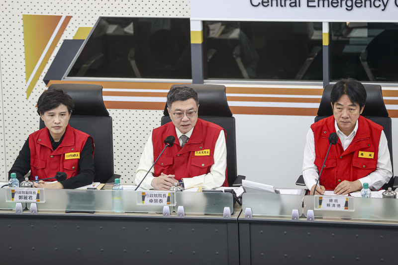 中央災害應變中心31日上午召開颱風康芮第5次工作會報，賴清德總統(右)親自坐鎮，行政院長卓榮泰(中)與副院長鄭麗君(左)等人也出席。(圖：中央社)