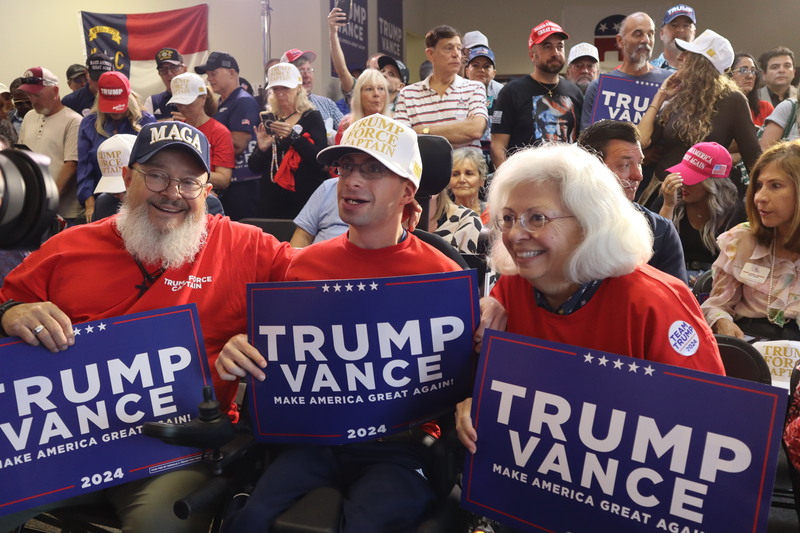 共和黨名嘴印裔企業家拉馬斯瓦米30日前往北卡羅來納州夏洛特市為川普造勢，圖為出席的民眾。 (圖：中央社)