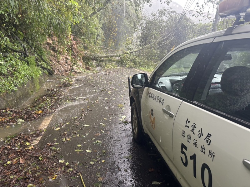 颱風康芮31日逼近台灣，南投縣仁愛鄉力行產業道路因降雨多處樹木傾倒，阻斷道路。 (圖：中央社)