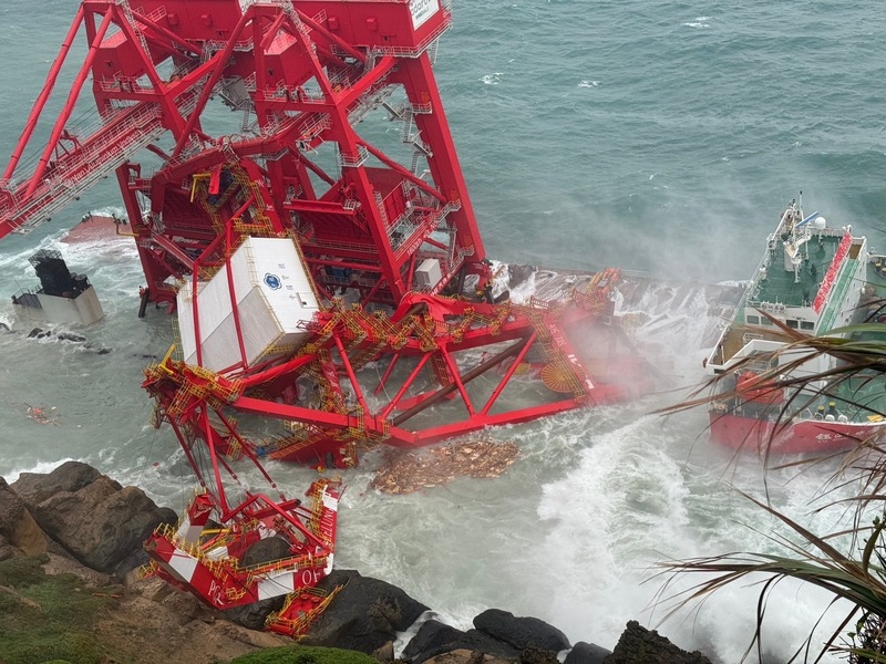 中國籍貨輪「鈺洲啟航」31日觸礁擱淺在野柳海域，交通部預計2日清晨抽除殘油。(讀者提供/圖：中央社)