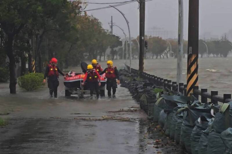 颱風康芮在宜蘭地區出現強勁風雨，員山鄉七賢社區附近淹水災情，賴清德總統2日也到宜蘭勘災，視察防汛措施及花卉受損情形。 (圖：中央社)