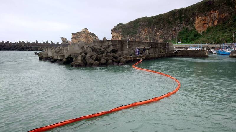 中國籍貨輪「鈺洲啟航」31日觸礁擱淺在野柳海域，海洋委員會海洋保育署已與新北市環保局在東澳漁港（圖）等處布設攔油索，防堵可能的油污污染。（海保署提供/中央社)