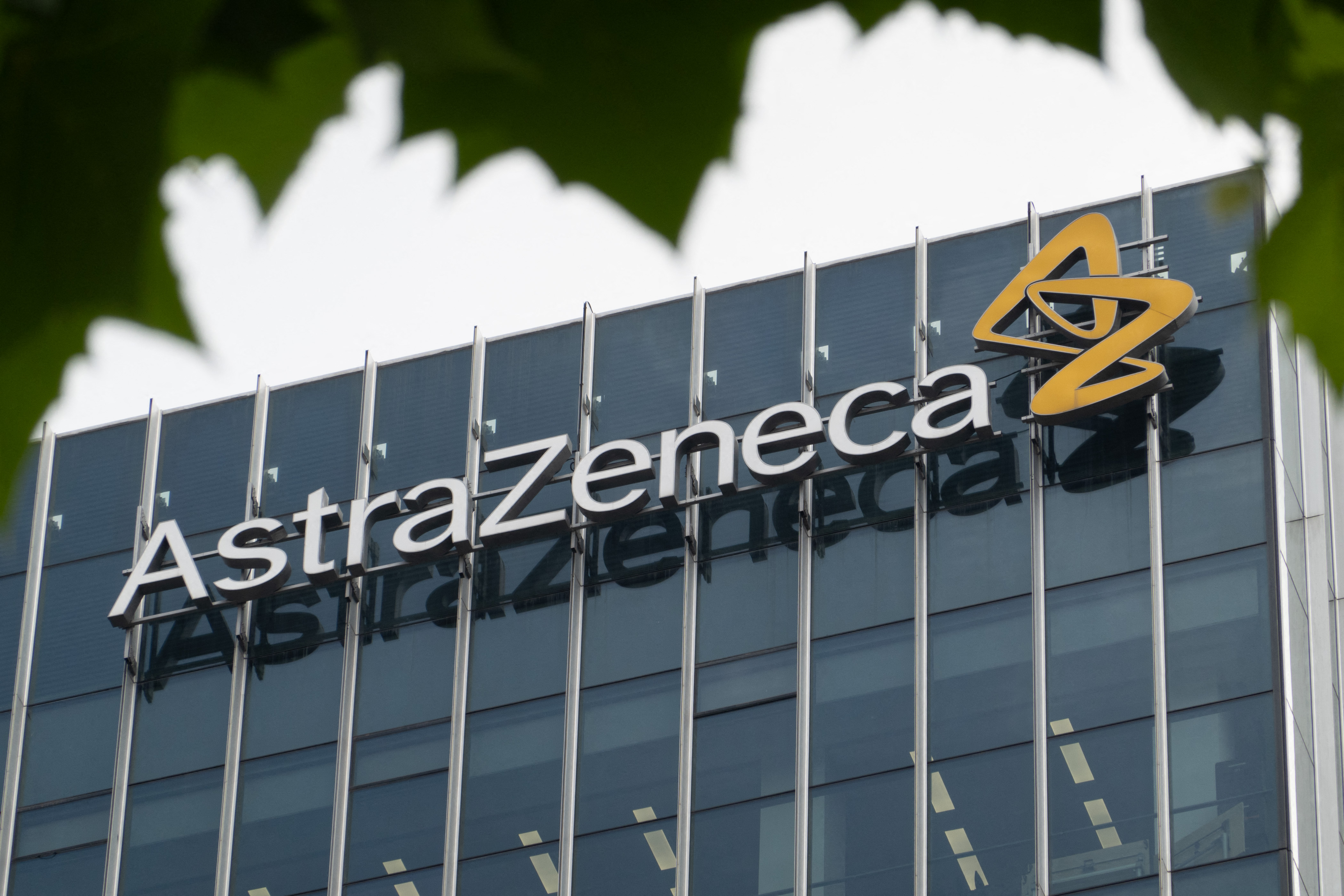 英國藥商阿斯特捷利康公司(AstraZeneca)30日指出，中國分公司的負責人正遭中國當局調查。圖為AZ位於上海的辦公大樓。(AFP)