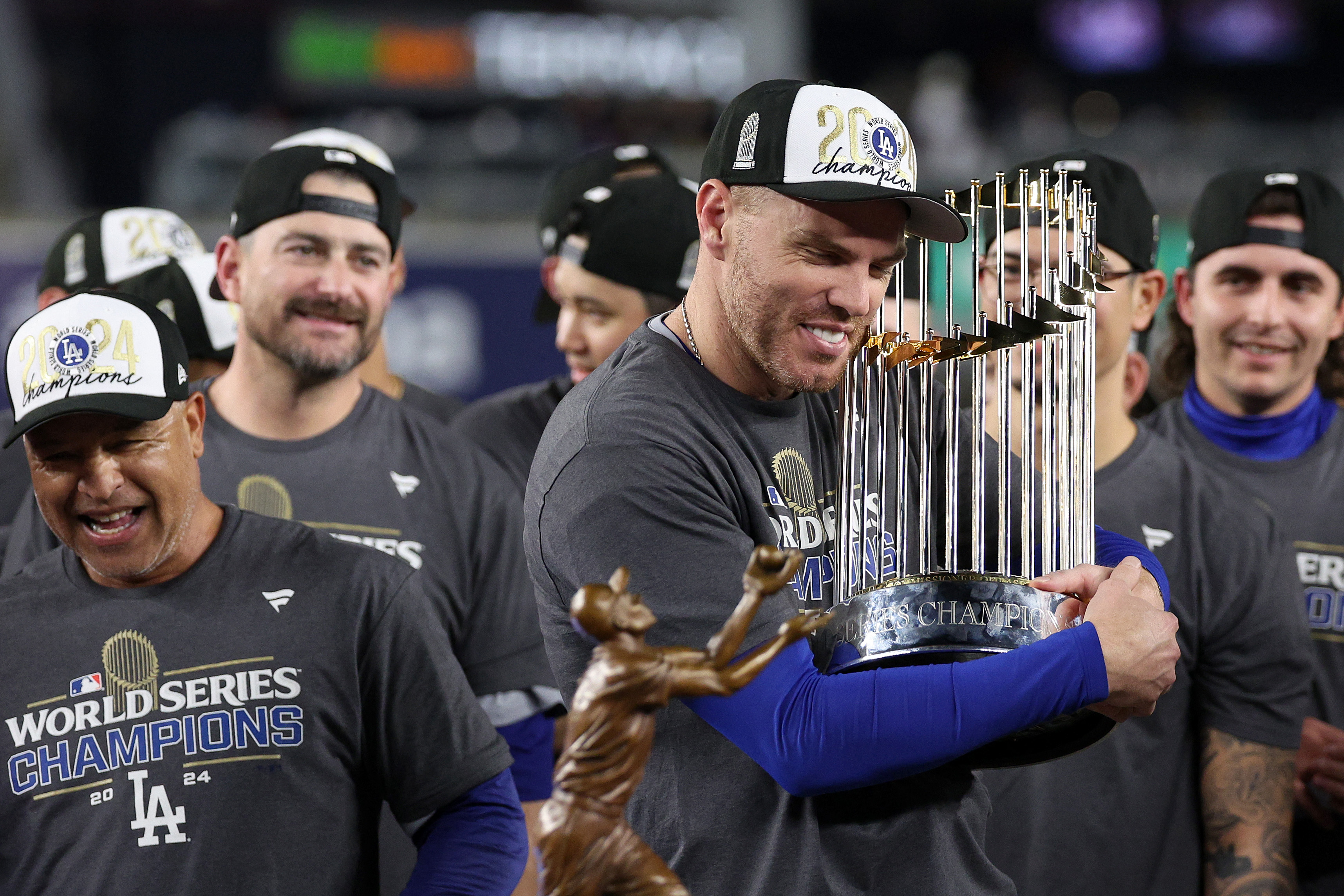 洛杉磯道奇隊球星弗利曼(Freddie Freeman)(圖)在今年世界大戰首戰擊出再見滿貫砲這顆紀念球，拍賣會上拍出新台幣5112萬元。圖為弗利曼在獲得世界大賽冠軍以及MVP後，開心擁抱獎盃。(AFP)