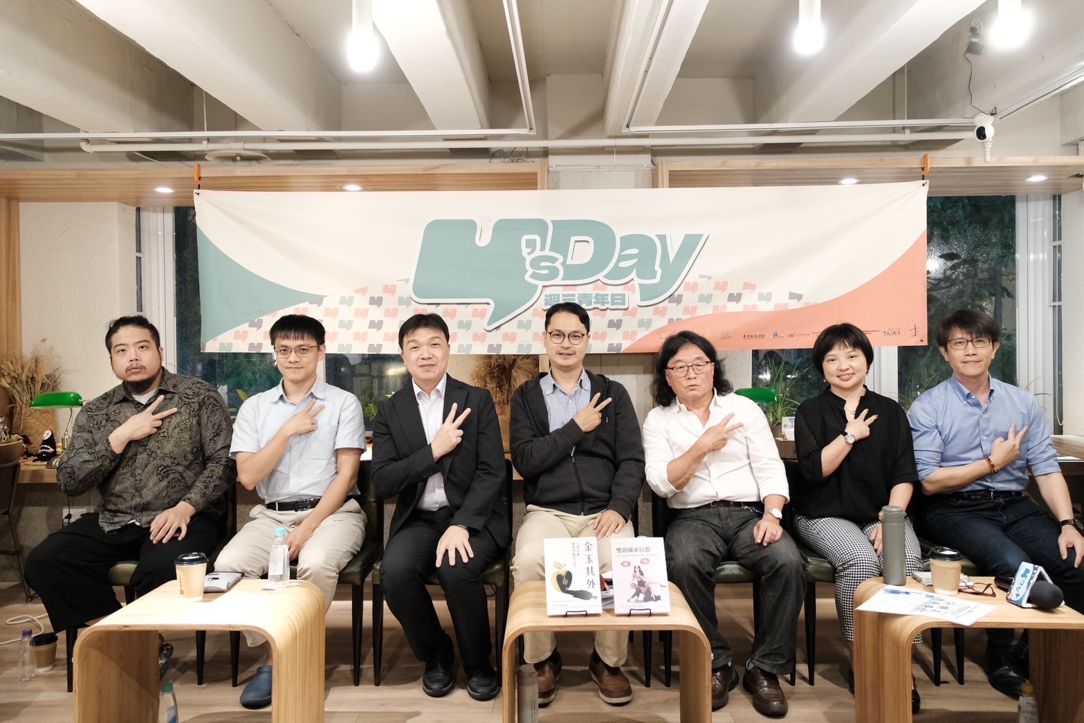 Y’s Day「週三青年日」，30日進行「晚安還是晚上好？中國用語與文化統戰」座談。圖左起：陳茻 陳方隅  沈有忠 馬準威  何萬順 許慧如 董思齊。（台灣智庫提供）