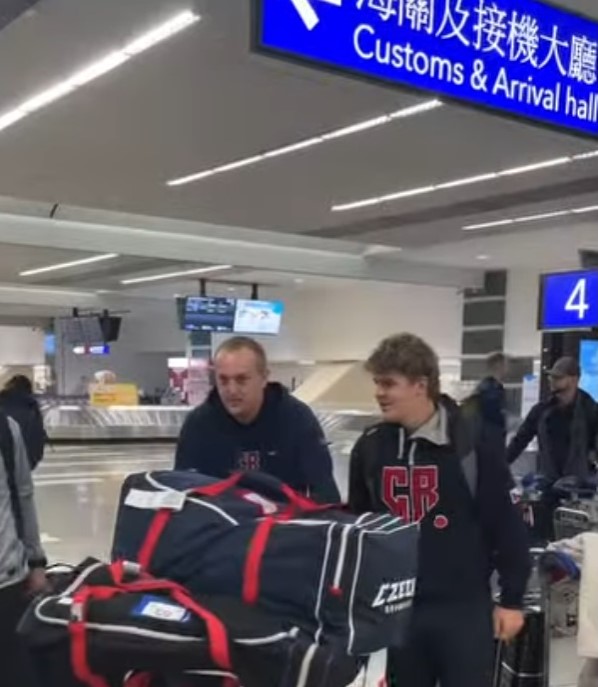 捷克國家棒球隊31日在風雨中抵台。（臉書影片截圖）