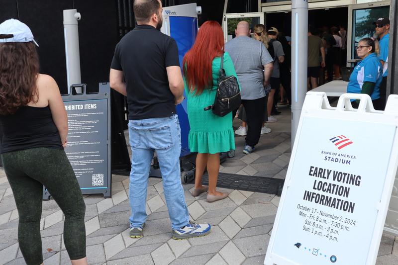 共和黨總統候選人川普與對手賀錦麗民調拉不開，兩陣營人馬在搖擺州北卡羅來納州使最大力氣衝選情，投票所外還「加派兵力」。圖為夏洛特市一處投票所。 (圖：中央社)