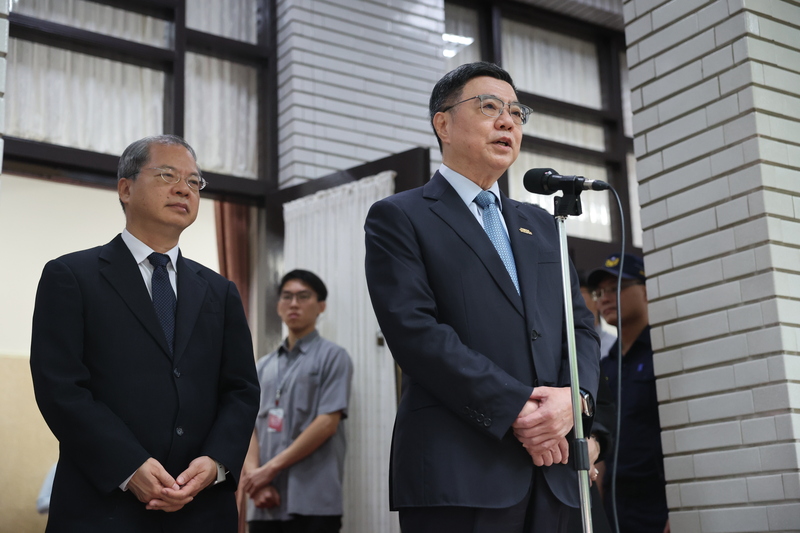 台電台中電廠第二期新建燃氣機組計畫審查通過，行政院長卓榮泰(前)1日表示，舊的燃煤機組只會備用，籲請台中市民放心。(圖：中央社)