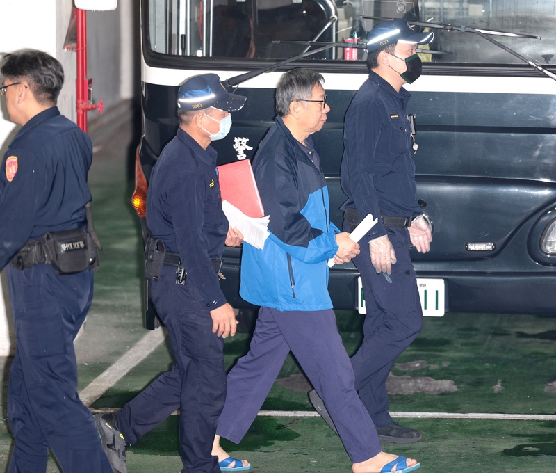 前民眾黨主席柯文哲（右2）陷京華城案，29日晚間由於身體不適戒護就醫，午夜前已返回台北看守所。 (中央社資料照片)