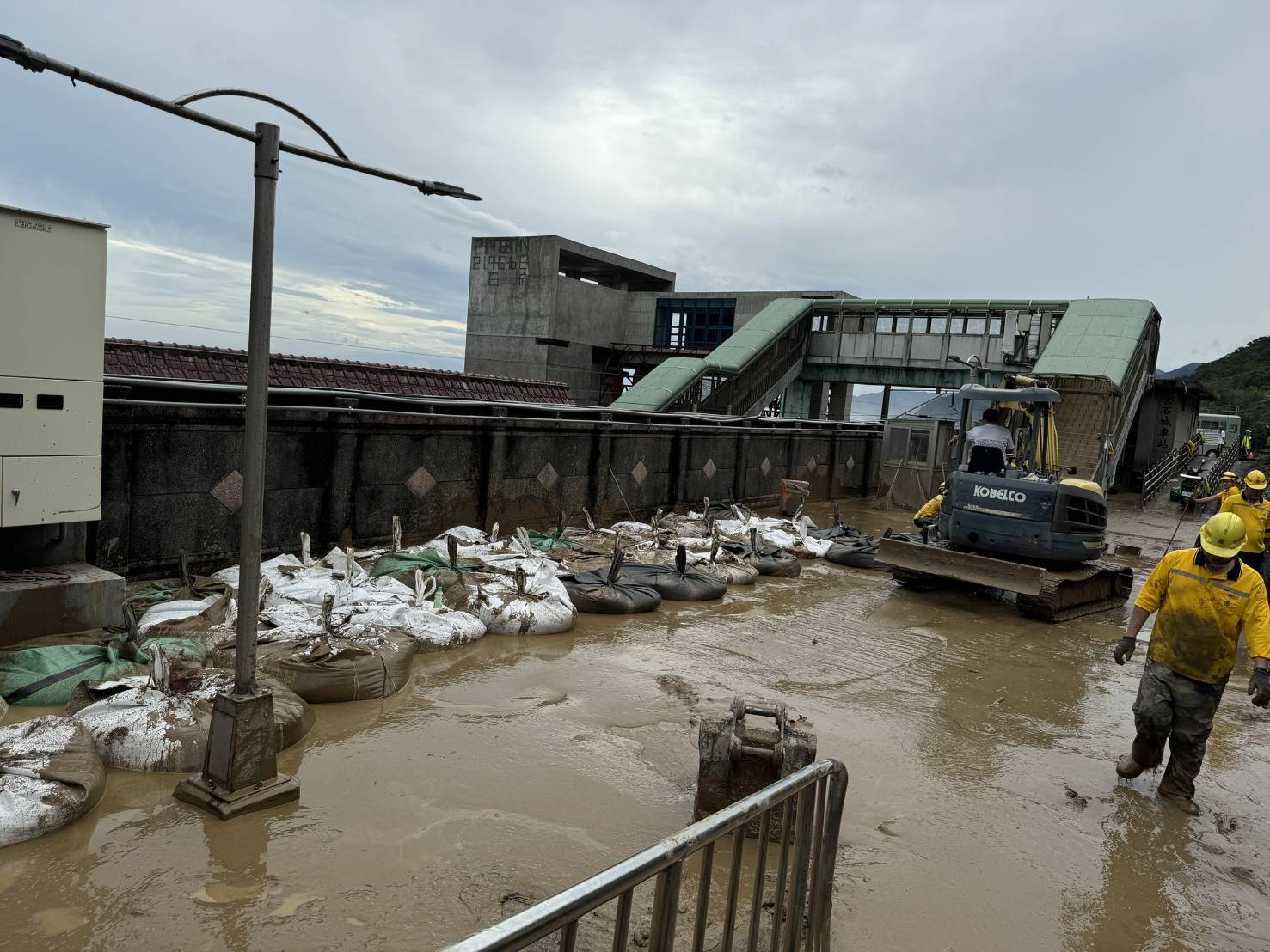康芮颱風來襲，造成多處路段受損，台鐵公司在人員工作安全無虞下，積極進行查道與搶修，於今日18時搶通花東線。(圖 : 台鐵公司)