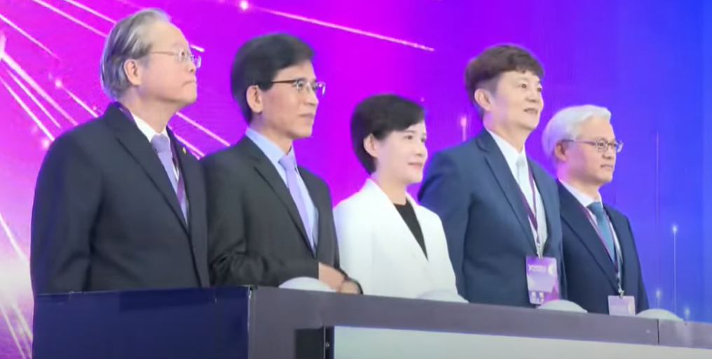 「FinTech Taipei 2024台北金融科技展」，今天(1日)在台北登場，行政院副院長鄭麗君(中)參加開幕儀式。(YT/@ FinTech Taipei)