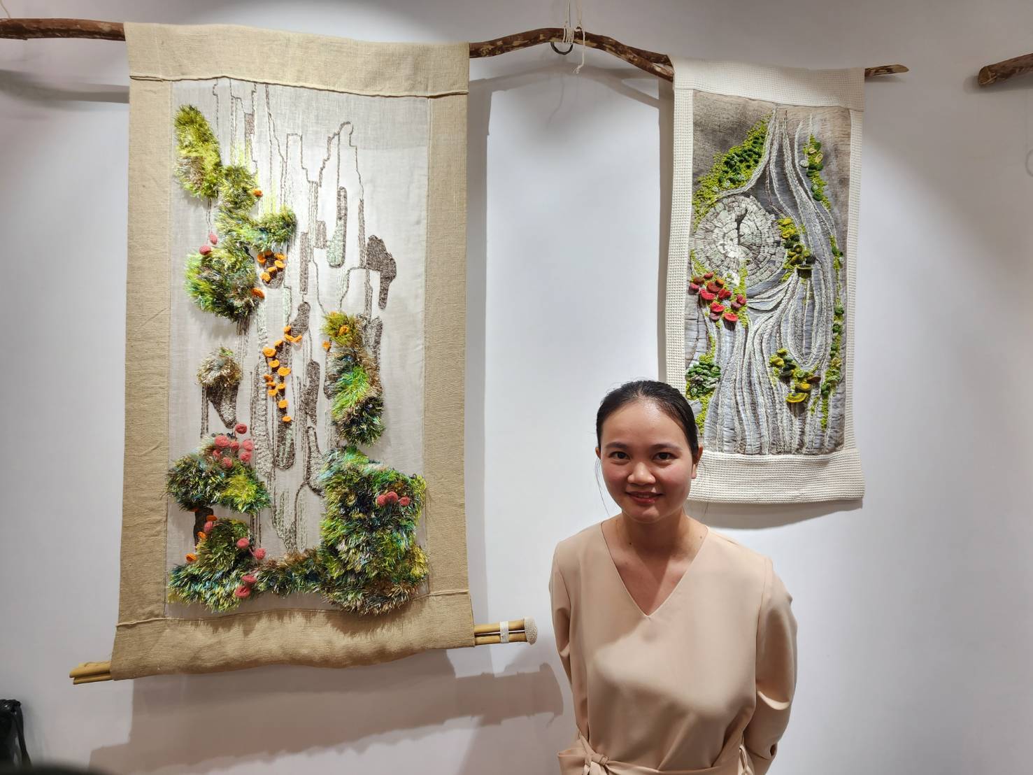 越南女孩台灣媳婦杜如月，落腳池上開啟藝術人生，她的鉤織創作，有布、有繡、又像畫，風格鮮明。(江昭倫 攝)