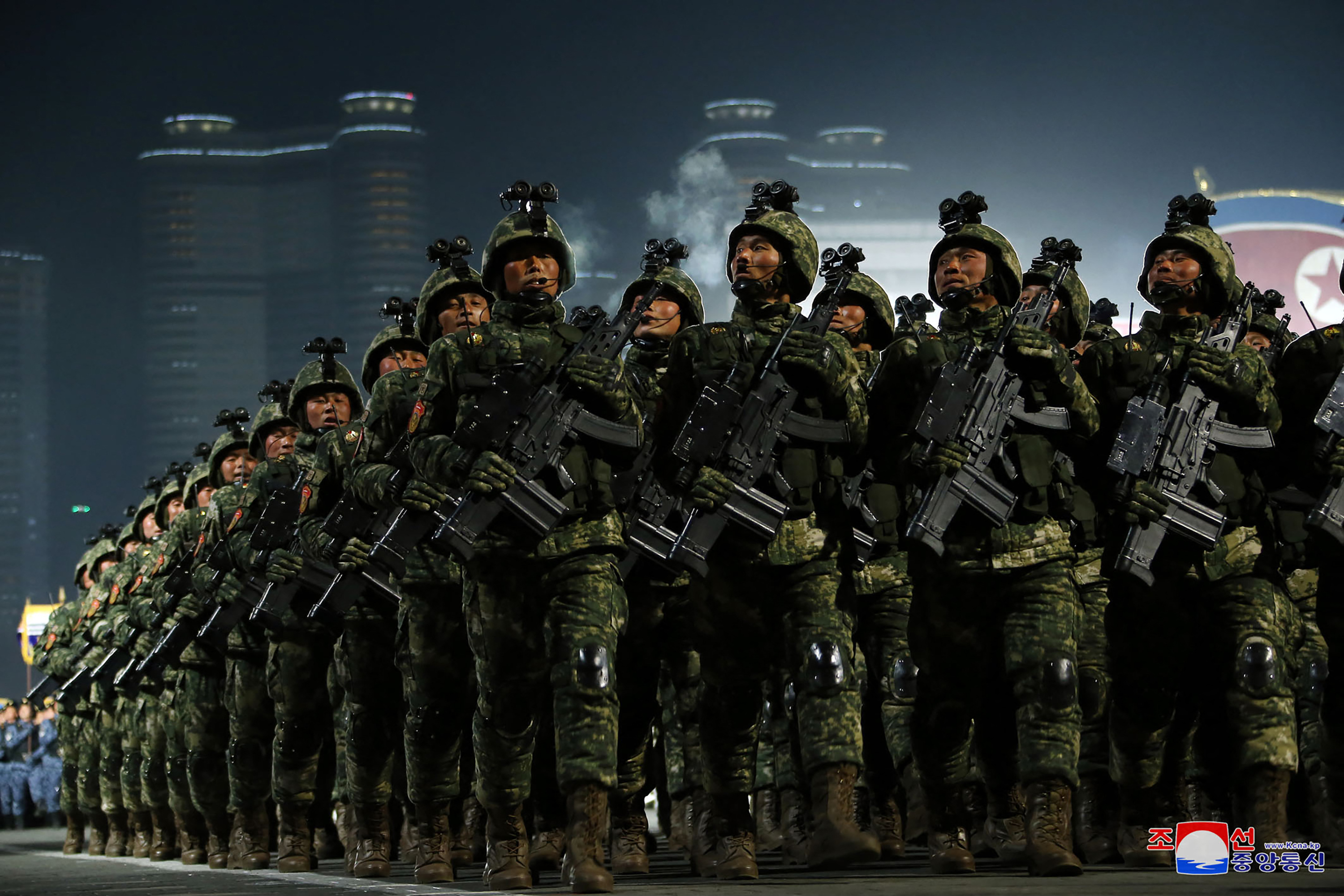 來自立陶宛消息指出，北韓軍援俄羅斯，北韓士兵在首戰幾乎全軍覆沒。圖為參加閱兵的北韓軍人。 (AFP)