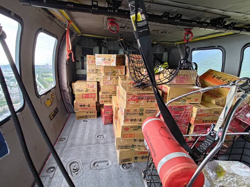 颱風康芮肆虐，位於中橫公路的西寶、洛韶地區因土石崩落，聯外道路崩塌，空勤直升機3日空投物資，解災民燃眉之急。（空中勤務總隊第一大隊第三隊提供）