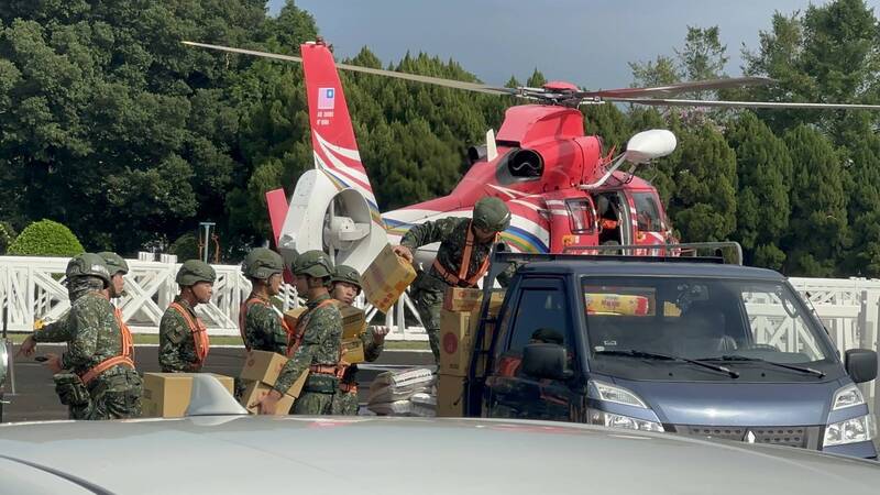 新竹縣尖石鄉司馬庫斯部落聯絡道中斷，造成150名部落族人受困，新竹縣消防局3日表示，下午原要由直升機載送物資前往部落，但因山區起霧，直升機無法飛行只能折返，4日上午將再次空運物資。（新竹縣政府提供） (圖：中央社)