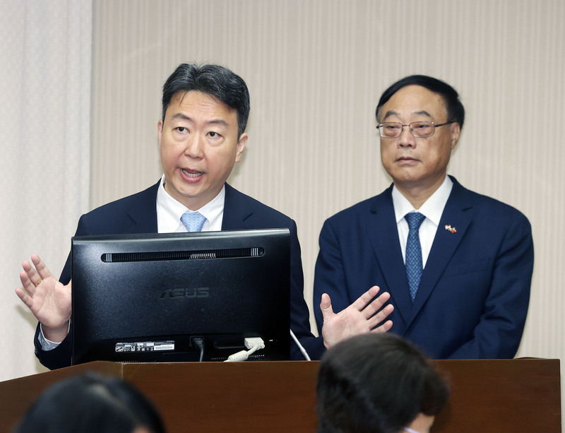 立法院交通委員會4日邀請交通部長陳世凱(左)列席專題報告，觀光署長周永暉(右)同台備詢。(圖：中央社)