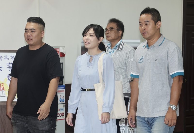 新竹市長高虹安（前左2）被控於立委任內詐領助理費案，圖為庭訊結束後，高虹安離開法院。資料照片 (圖：中央社)