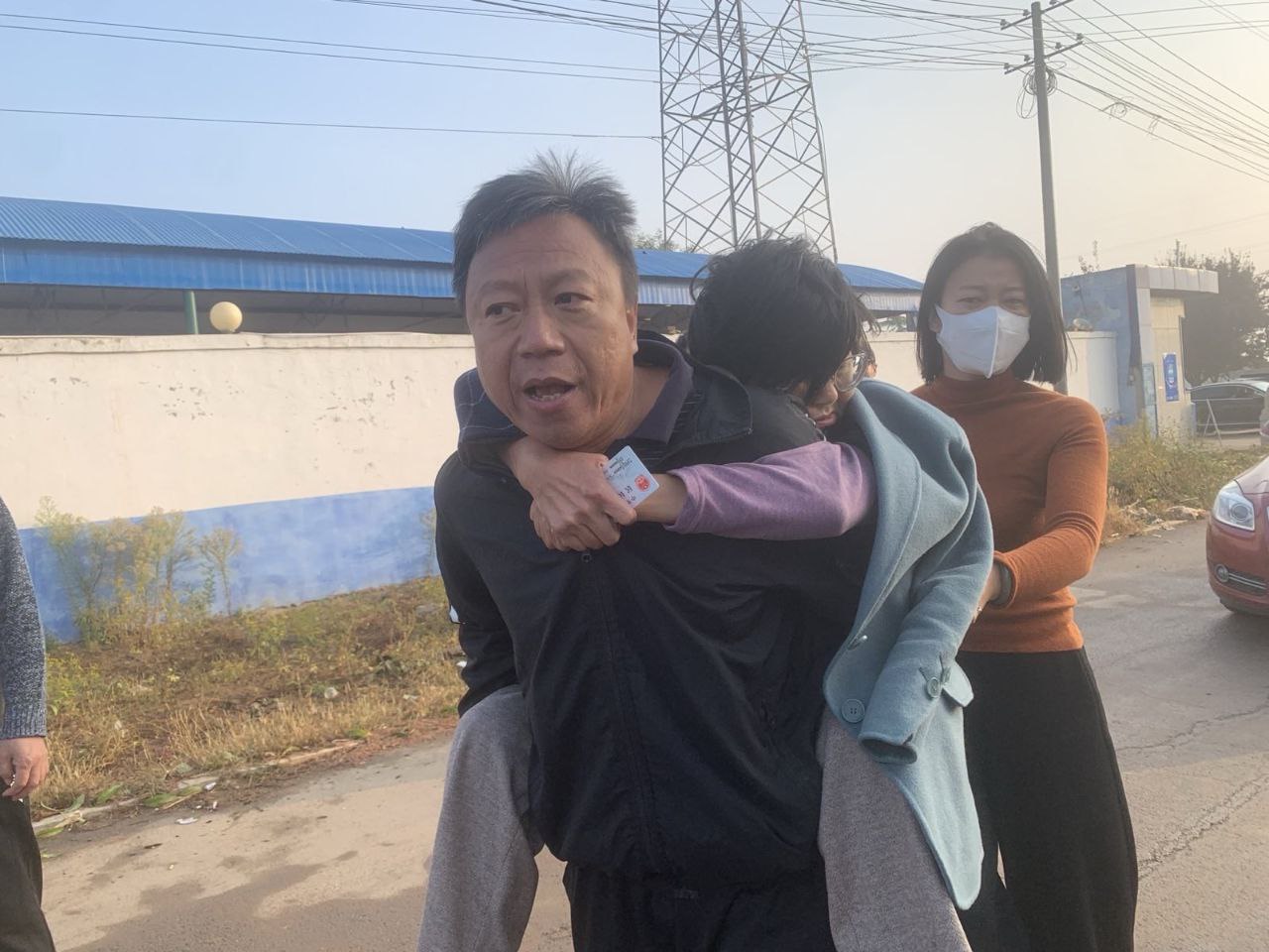 王宇律師步出看守所後全身癱軟，被丈夫包龍軍揹負上車到醫院急救。(圖取自維權網)