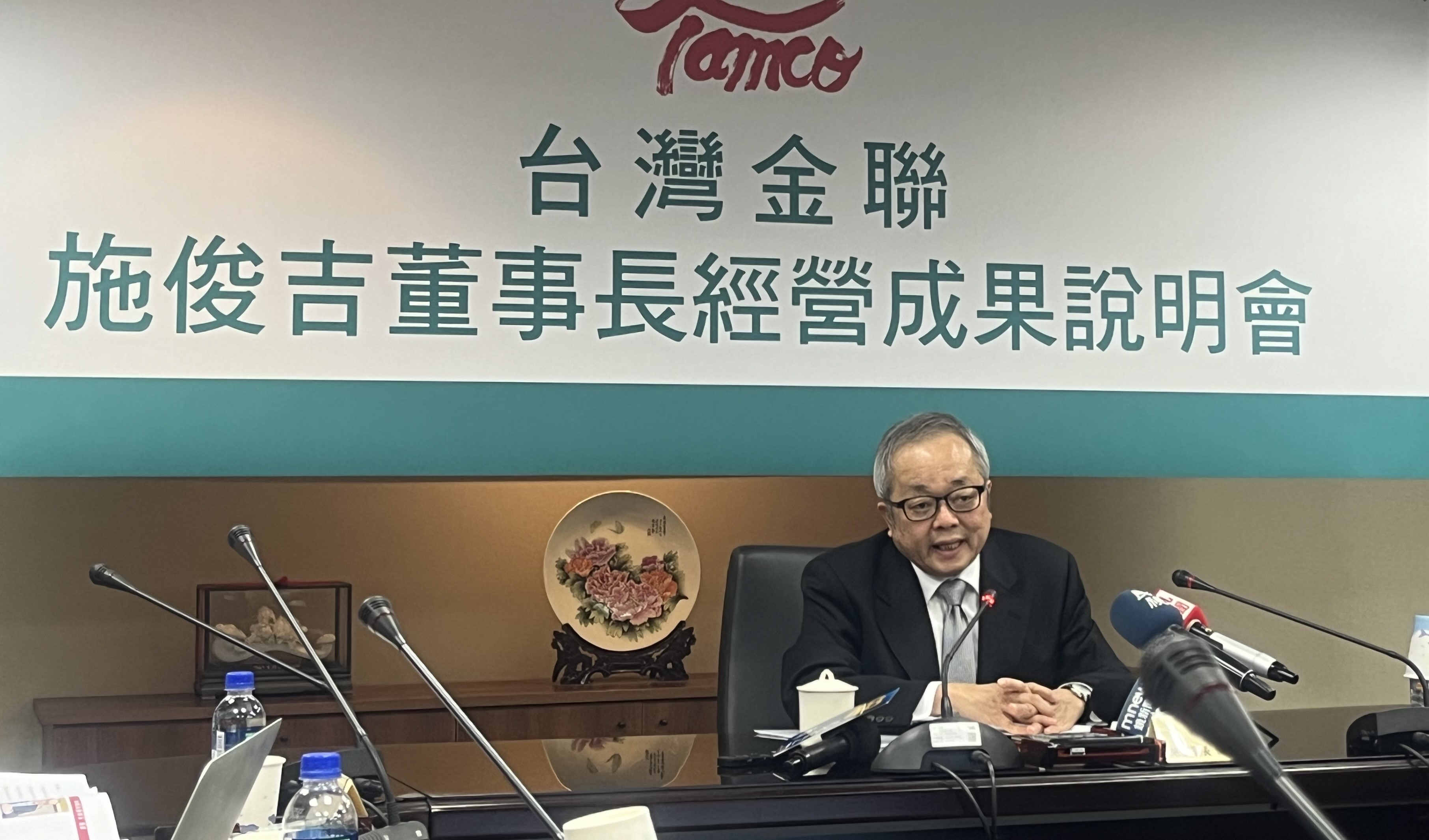 泛公股機構台灣金聯董事長施俊吉今天(4日)舉行成果發表會，並質疑還有2年任期遭撤換，恐和擋人財路有關。(圖／陳林幸虹 攝)