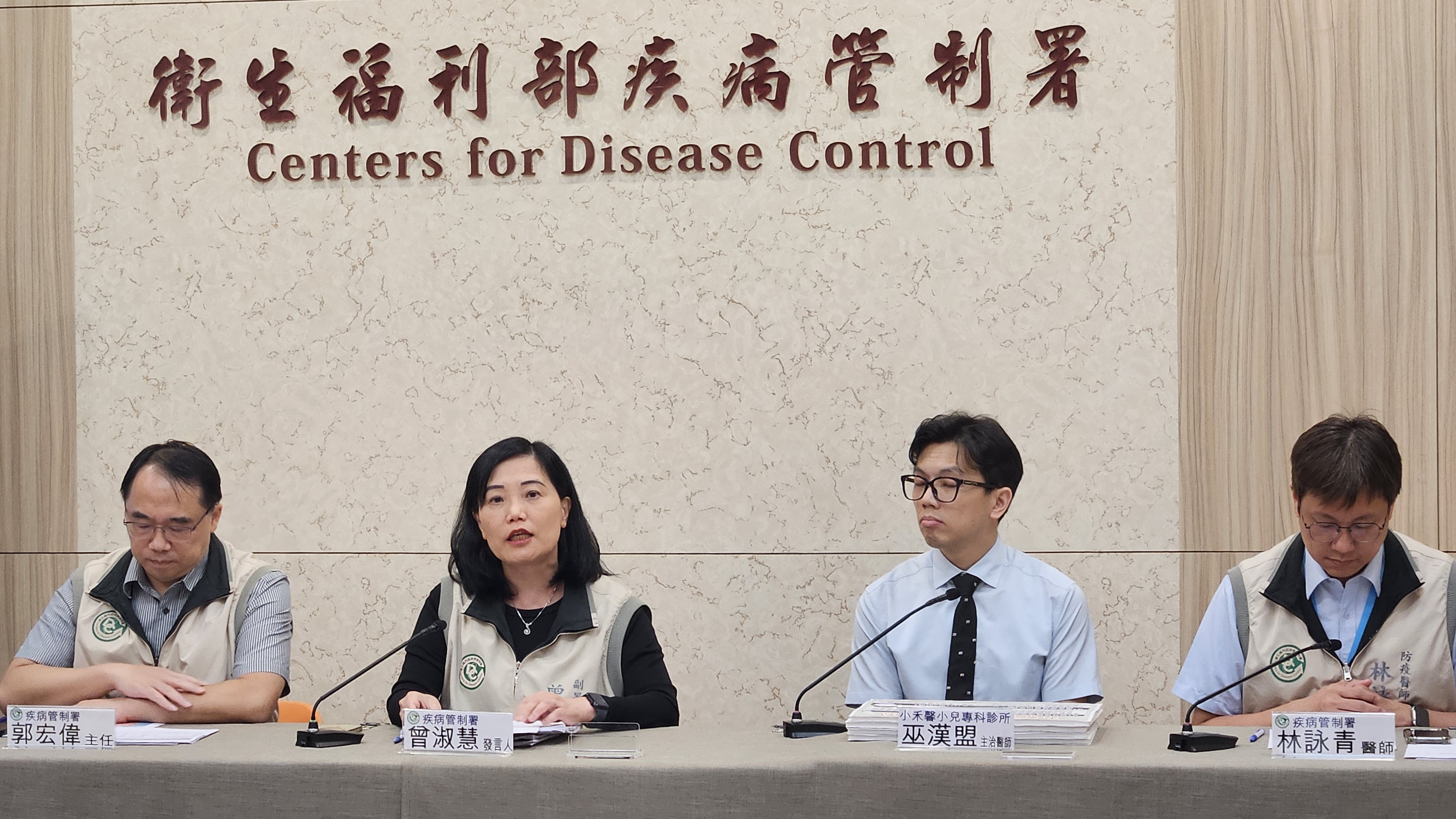 疾管署發言人曾淑慧(左2)5日表示，今年秋冬腸病毒感染個案較多，與疫後反彈有關。(劉品希 攝)