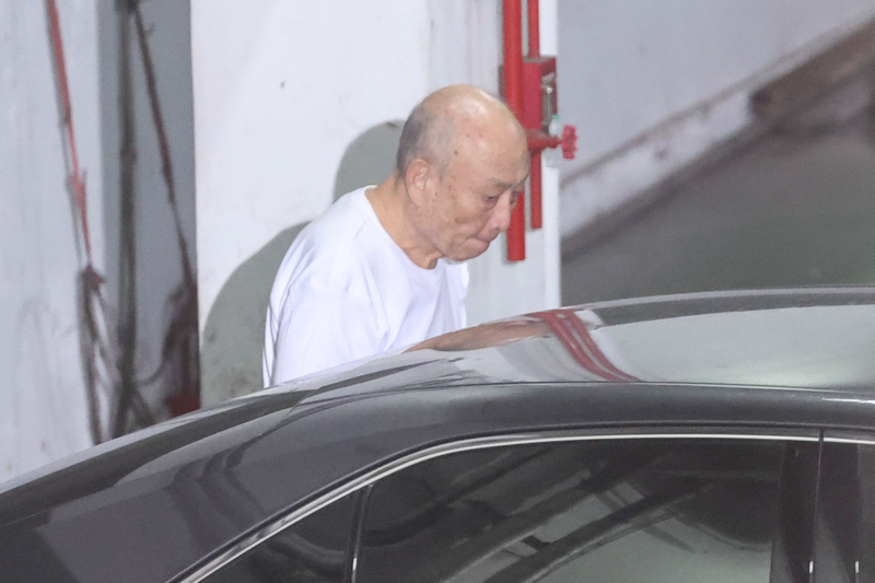 偵辦京華城案的台北地檢署22日向台北地院聲請具保停止羈押前鼎越開發公司董事長朱亞虎。圖為朱亞虎日前應訊後離開北檢。資料照。(圖：中央社)