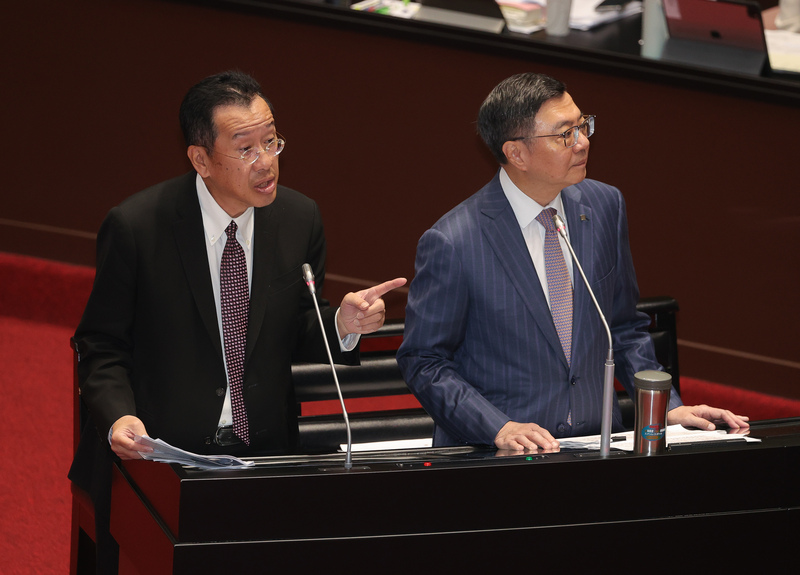 立法院會5日繼續邀請行政院長卓榮泰（右）率同相關部會首長列席報告並備質詢，圖為卓榮泰與國防部長顧立雄（左）同台備詢。 (圖：中央社)