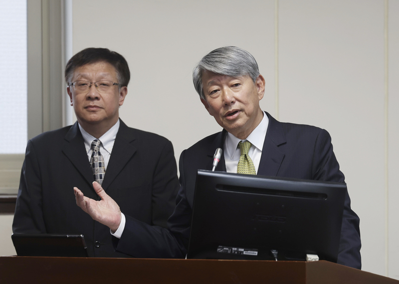 經濟部長郭智輝(右)。(圖：中央社)