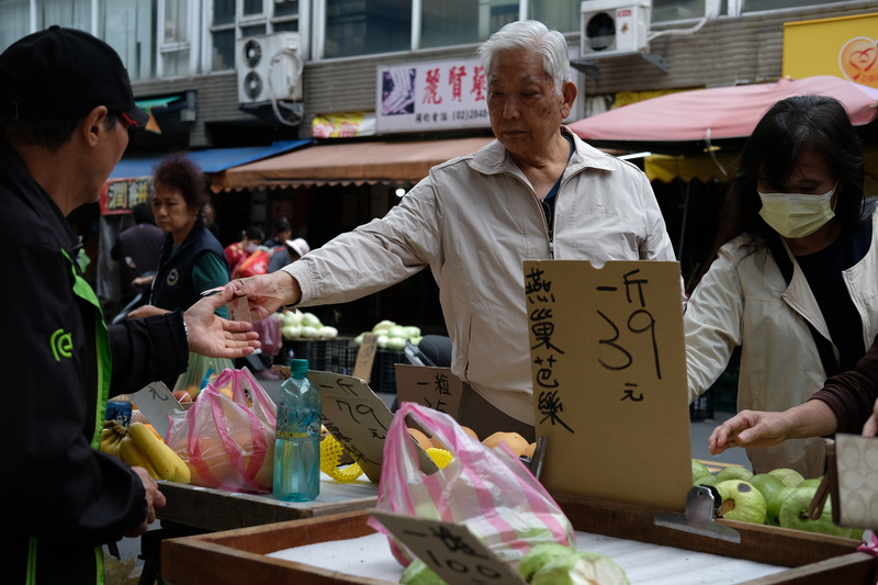 學者預估，川普新政有望舒緩台灣通膨。圖為民眾在新北市蘆洲區傳統市場水果攤消費。 (資料照片／中央社)