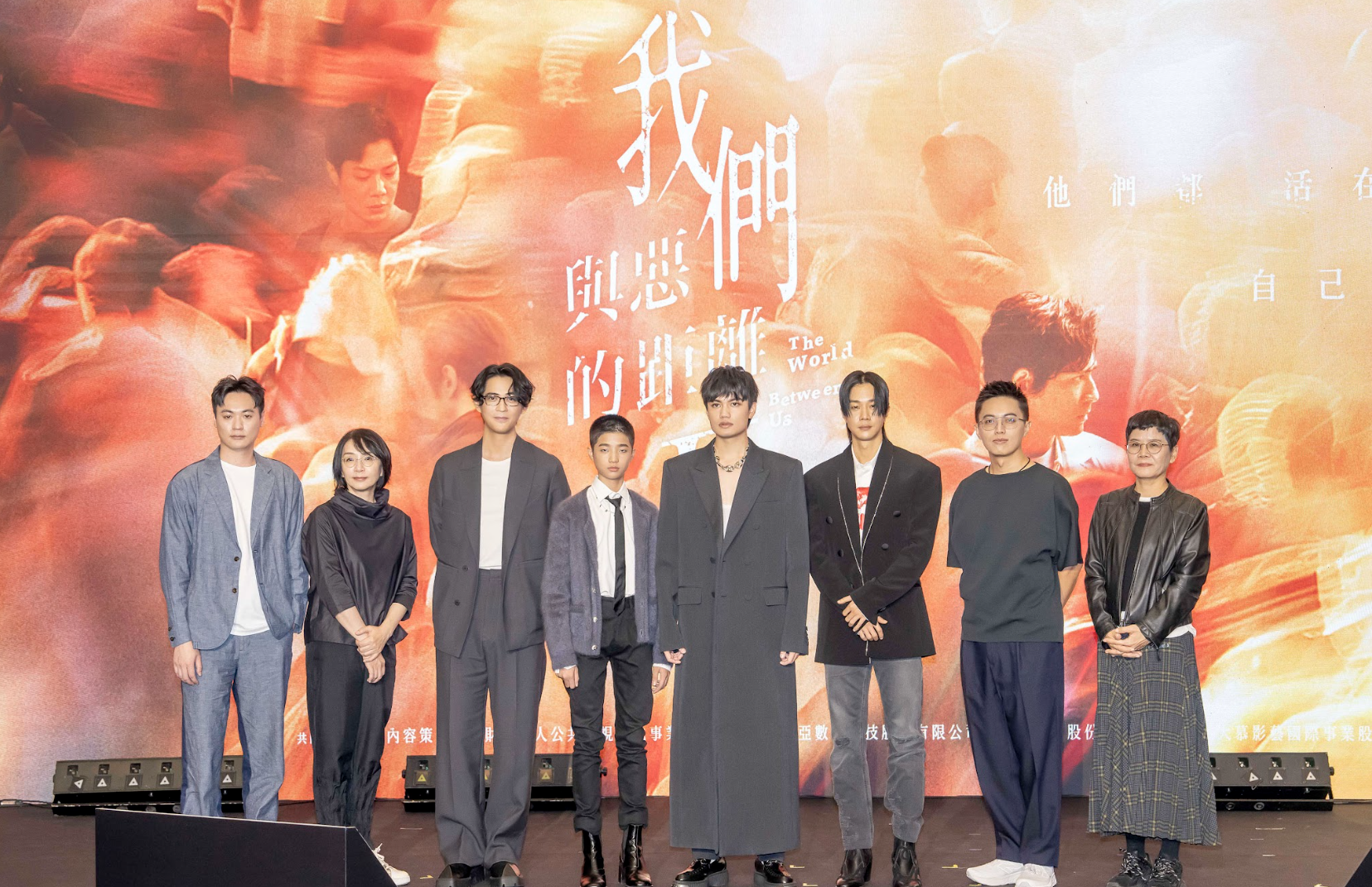 《我們與惡的距離II》6日曝光前導片花，金鐘雙影帝周渝民(左三)、薛仕凌(右三)與主創團隊出席發佈會。(江昭倫 攝)