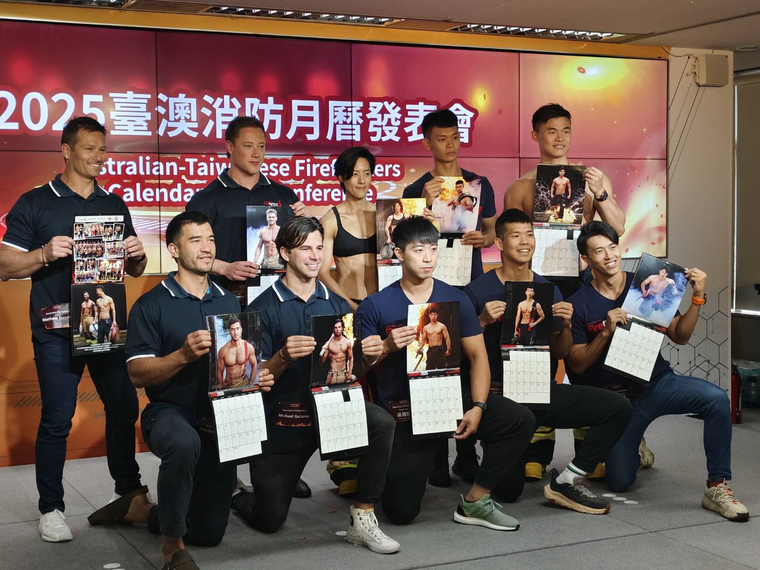 台灣消防員受邀赴黃金海岸與澳洲消防員合拍公益月曆。(王韋婷攝)