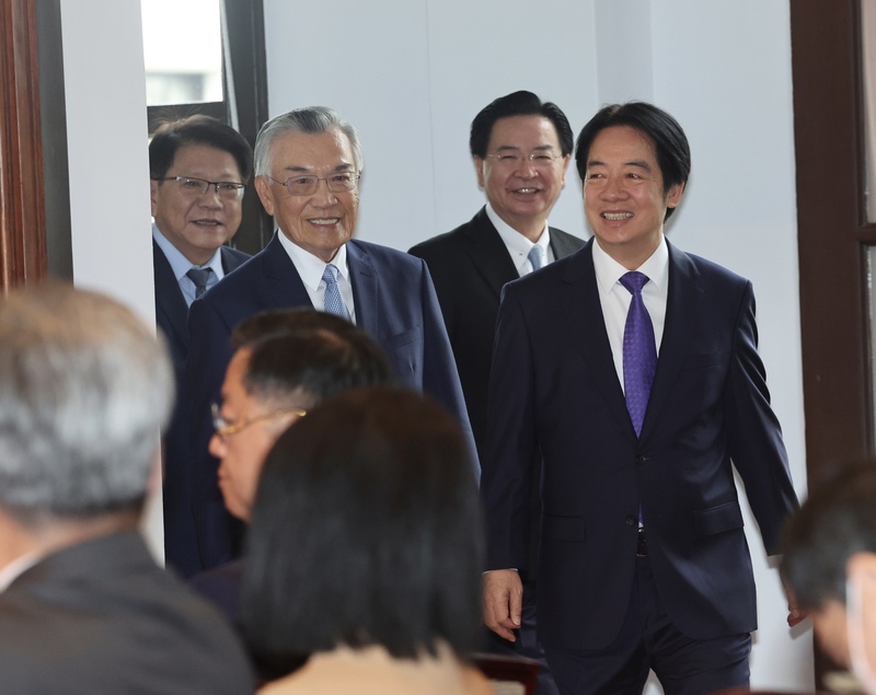 APEC峰會即將登場，總統府7日舉行2024「亞太經濟合作經濟領袖會議」代表團行前記者會，賴清德總統(前右)宣布由總統府資政林信義(前左)擔任領袖代表。圖為賴總統與林信義一同步入會場。(圖：中央社)