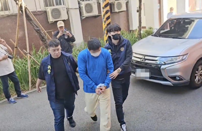苗栗縣警察局刑警大隊7日表示，32歲馬來西亞籍余姓男子(前中)以觀光名義入境「短期打工」，從事詐騙車手，於面交取款後遭警方逮捕。(警方提供)(圖：中央社)