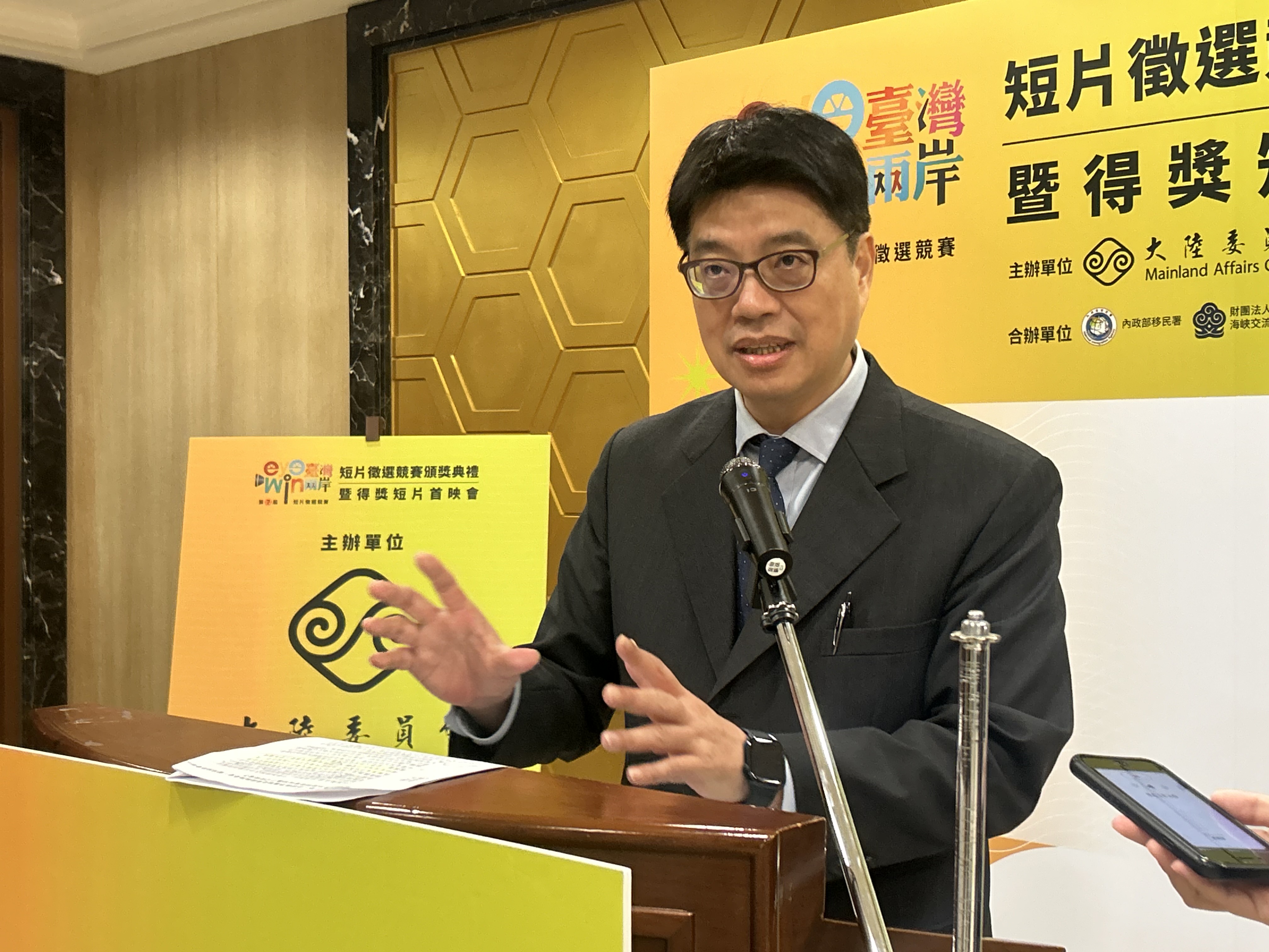 陸委會主委邱垂正今天(8日)出席「eye臺灣win兩岸」短片徵選競賽頒獎典禮後接受採訪。(趙婉淳 攝)