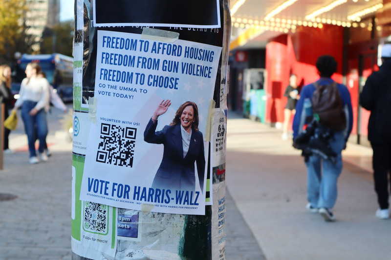 川普挑戰白宮成功，賀錦麗11月6日正式稱敗。學者認為，拜登等了這麼久才退出競選對賀錦麗不利，剝奪她在黨內初選中磨練論點的機會。圖為密西根大學內支持賀錦麗的海報，攝於10月26日。 (圖：中央社)