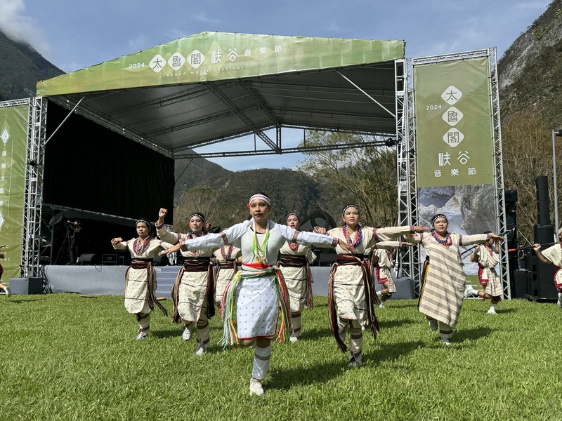 太魯閣峽谷音樂節9日如期舉行，上午場由在地表演團體輪番演出。(圖：中央社)